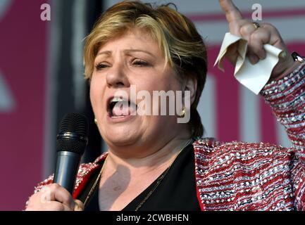 Photographie d'Emily Thornberry parlant à la démonstration du vote du peuple. Emily Anne Thornberry (1960-) un politicien britannique qui a servi dans le Cabinet fantôme de Jeremy Corbyn comme Secrétaire d'État fantôme pour les Affaires étrangères et du Commonwealth depuis 2016, et Shadow Premier Secrétaire d'État depuis 2017. Elle est candidate au poste de chef du Parti travailliste à l'élection à la direction de 2020 Banque D'Images