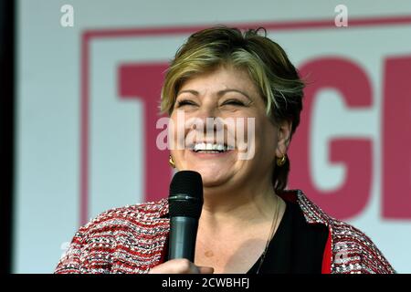 Photographie d'Emily Thornberry parlant à la démonstration du vote du peuple. Emily Anne Thornberry (1960-) un politicien britannique qui a servi dans le Cabinet fantôme de Jeremy Corbyn comme Secrétaire d'État fantôme pour les Affaires étrangères et du Commonwealth depuis 2016, et Shadow Premier Secrétaire d'État depuis 2017. Elle est candidate au poste de chef du Parti travailliste à l'élection à la direction de 2020 Banque D'Images