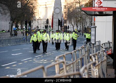 Photographie des officiers de police qui gardent Whitehall pendant le Sommet de l'OTAN à Londres, décembre 2019 Banque D'Images