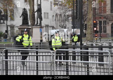 Photographie des officiers de police qui gardent Whitehall pendant le Sommet de l'OTAN à Londres, décembre 2019 Banque D'Images
