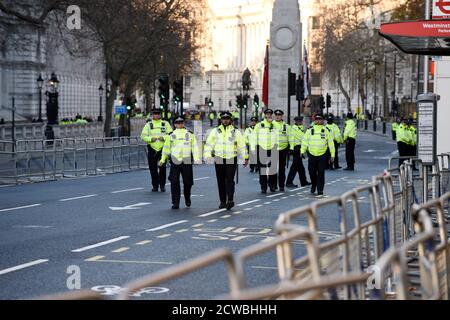 Photographie des officiers de police qui gardent Whitehall pendant le Sommet de l'OTAN à Londres, décembre 2019 Banque D'Images