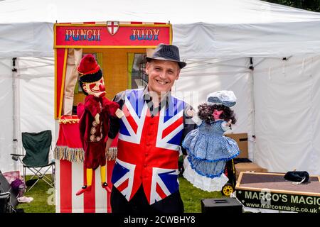 Le spectacle pour enfants ‘marco’s Magic’ pose avec son Punch et Judy Puppets au FairwARP Village Fete, FairwARP, East Sussex, Royaume-Uni. Banque D'Images