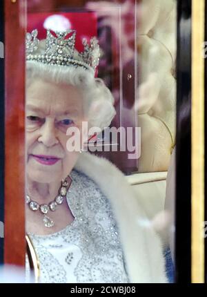 Photo de la reine Elizabeth II arrivant pour l'ouverture d'État du Parlement en octobre 2019. Elizabeth Alexandra Mary (1926-) Reine du Royaume-Uni et de l'autre Royaume du Commonwealth. Banque D'Images