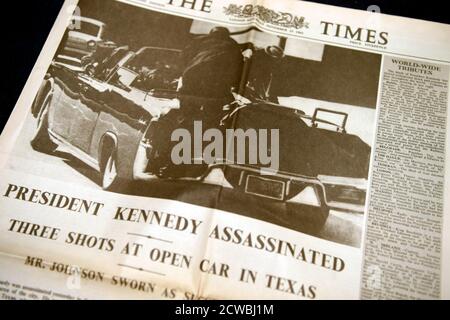 Première page du journal The Times sur l'assassinat du président John F. Kennedy. John Fitzgerald Kennedy (1917-1963) politicien américain qui a servi comme 35e président des États-Unis de janvier 1961 à son assassinat en novembre 1963 Banque D'Images