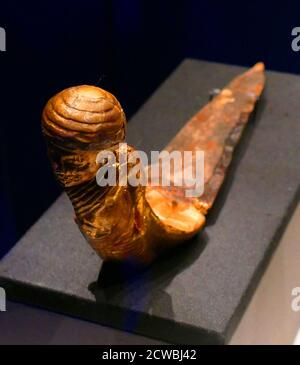 Poignard cérémoniel en bois doré en forme de captive avec ses bras attachés. De la tombe du roi Toutankhamon. 1326 C.-B. Banque D'Images