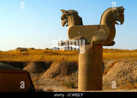 Photographie d'une statue de la capitale de la colonne de Griffin, Persepolis, Iran Banque D'Images