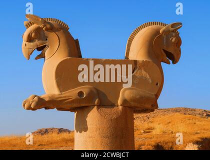 Photographie d'une statue de la capitale de la colonne de Griffin, Persepolis, Iran Banque D'Images