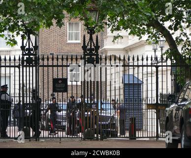 Photographie de la sécurité de la police armée au Palais de Buckingham pendant Visite du président Donald Trump Banque D'Images