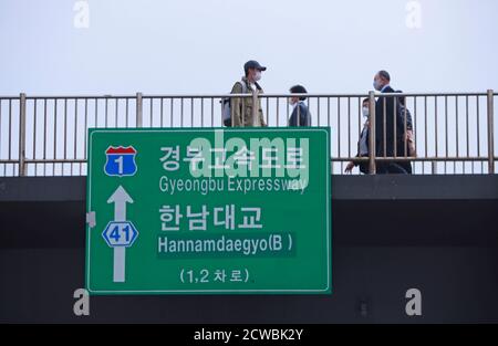 Séoul, Corée du Sud. 29 septembre 2020. Des personnes portant des masques marchent sur un passage au-dessus du centre-ville de Séoul, Corée du Sud, 29 septembre 2020. Selon le Centre for Systems Science and Engineering (CSSE) de l'Université Johns Hopkins, le nombre de décès liés à la COVID-19 a atteint lundi le triste seuil de 1 million. Crédit: Wang Jingqiang/Xinhua/Alay Live News Banque D'Images