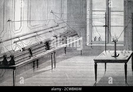 Gravure représentant une batterie secondaire. Batterie de cellules de plante (accumulateurs) de 200 éléments. Sur le seuil de la veuve se trouvent les deux cellules de Bunsen qui chargent les cellules de plante. Banque D'Images