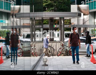 Séoul, Corée du Sud. 29 septembre 2020. Les personnes portant des masques marchent devant une sortie de la station de métro de l'Université nationale d'éducation de Séoul dans le centre-ville de Séoul, Corée du Sud, 29 septembre 2020. Selon le Centre for Systems Science and Engineering (CSSE) de l'Université Johns Hopkins, le nombre de décès liés à la COVID-19 a atteint lundi le triste seuil de 1 million. Crédit: Wang Jingqiang/Xinhua/Alay Live News Banque D'Images