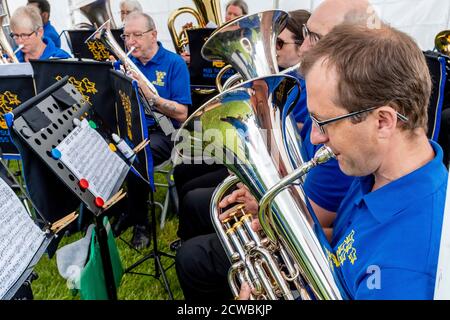 Membres d'UN groupe Brass jouant de la musique au High Hurstwood Village Fete, High Hurstwood, East Sussex, Royaume-Uni. Banque D'Images