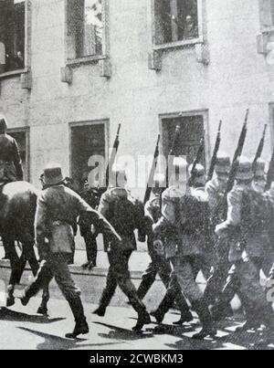 Photo en noir et blanc des soldats marchant dans une rue à Berlin, le matin après la nuit des long Knives (30 juin 1934). Banque D'Images