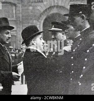 Photo en noir et blanc de Chiappe, Préfet de la police, récompensant les officiers au cœur de la Préfecture. Jean Baptiste Pascal Eugene Chiappe (3 mai 1878 - 27 novembre 1940) était directeur de la Surete générale dans les années 1920. Il a ensuite reçu le poste de préfet de police dans les années 1930 Banque D'Images