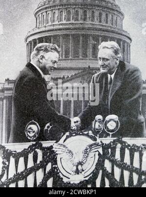 Photo en noir et blanc du nouveau président américain Franklin D. Roosevelt (1882-1945) qui se fait la main devant le Capitole des États-Unis avec le président sortant Herbert Hoover (1874-1964). La photo a été prise lors de la première inauguration présidentielle de Roosevelt le 4 mars 1933. Banque D'Images