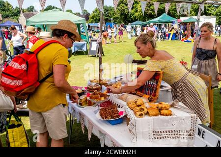 Femmes locales vendant des gâteaux et des spécialités au Nutley Village Fete, Nutley, East Sussex, Royaume-Uni. Banque D'Images