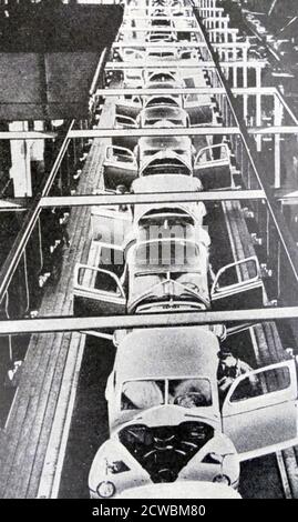 Photo en noir et blanc d'une chaîne de montage d'automobiles en cours de construction à l'usine Ford de Detroit. Banque D'Images