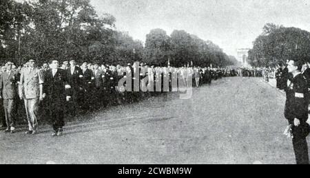 Photo en noir et blanc d'une manifestation du Front National à Paris, le 14 juillet 1935; la Marche de la Croix du feu devant leur commandant, le lieutenant colonel la Rocque. Banque D'Images