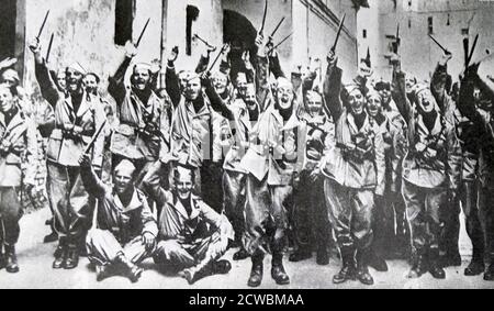 Photo noir et blanc de la mobilisation des fascistes italiens. Un groupe d'hommes dans la rue criant et élevant leurs baïonnettes. Banque D'Images