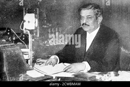 Photo en noir et blanc de Pierre Laval (1883-1945), deux fois Premier ministre de France, assis dans son bureau. Banque D'Images