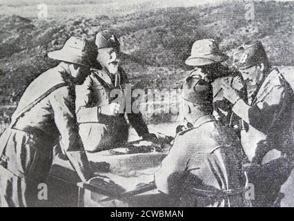 Photo en noir et blanc de la guerre en Ethiopie après l'invasion italienne de 1935; général Emilio de Bono (1866-1944), commandant en chef des forces italiennes en Ethiopie, consultant une carte du théâtre d'opérations. Banque D'Images