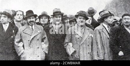 Photo en noir et blanc d'une manifestation socialiste contre le gouvernement de Pierre Laval (1883-1945), deux fois premier ministre de France. Banque D'Images
