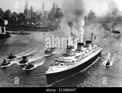 Photo en noir et blanc du navire la Normandie arrivant à New York, de la vue d'un avion. Banque D'Images