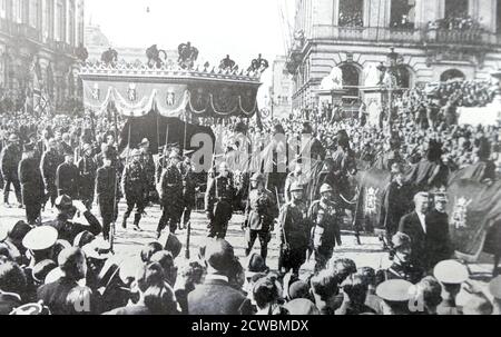 Photographie en noir et blanc des funérailles du corps d'Astrid de Suède, Reine des Belges (1905-1935; Reine Consort de 1926). Le cortège funéraire devant le Palais Royal de Bruxelles. Banque D'Images
