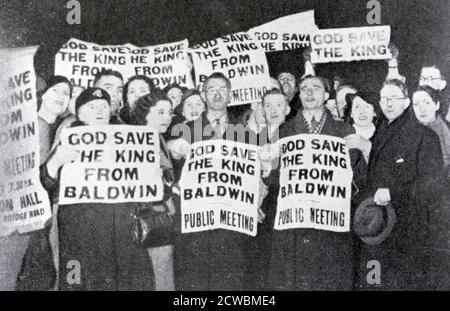 Photographie en noir et blanc montrant les émotions et les points de vue du peuple menant à l'abdication du roi Edward VIII du Royaume-Uni (1894-1972). Le roi abdiqua le 11 décembre 1936; des piétons manifestent dans les rues de Londres en portant des pancartes en faveur du roi restant sur le trône. Dans cette photo, les signes ont lu « Dieu sauver le roi de Baldwin » Banque D'Images