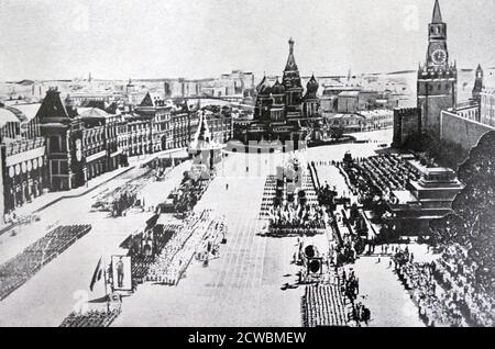 Photographie en noir et blanc d'un défilé de l'armée soviétique sur la place Rouge à Moscou. Banque D'Images