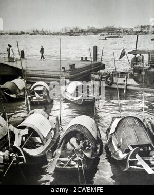 Photographie en noir et blanc de la seconde guerre sino-japonaise (1937-1945); junks chinois dans le port de Shanghai. Banque D'Images