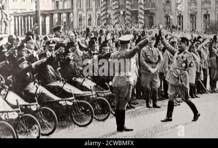 Photographie en noir et blanc du chef italien Benito Mussolini (1883-1945) saluant les soldats à Berlin devant la tombe du soldat inconnu, septembre 1937. Banque D'Images