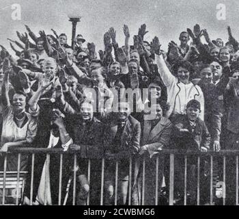 Photographie en noir et blanc de la Conférence de Munich de 1938 montrant une foule offrant une réception chaleureuse, à Adolf Hitler à Berlin. Banque D'Images