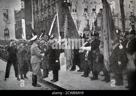 Photographie en noir et blanc de Wilhelm Frick (1877-1946), homme politique allemand et ministre de l'intérieur; il est accueilli par les Allemands des Sudètes à son arrivée à Bodenbach. Banque D'Images