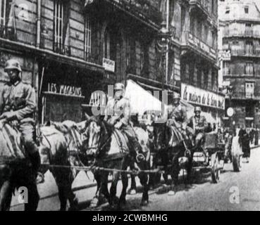 Photographie en noir et blanc de la bataille de France, mai-juin 1940; les réfugiés quittent Paris pendant l'invasion allemande Banque D'Images