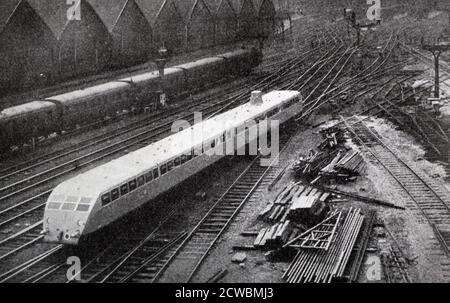 Photographie en noir et blanc d'un Bugatti PLM, l'un des premiers trains à grande vitesse, quittant la Gare de Lyon à Paris. Banque D'Images