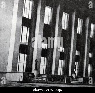 Photographie en noir et blanc de l'architecture d'avant la Seconde Guerre mondiale; le Palais de Chaillot illuminé la nuit. Banque D'Images