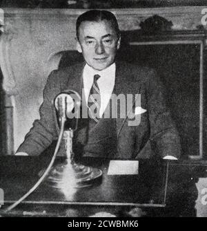 Photographie en noir et blanc de Paul Reynaud (1878-1966), ministre français des Finances, prononcera un discours à la radio. Banque D'Images