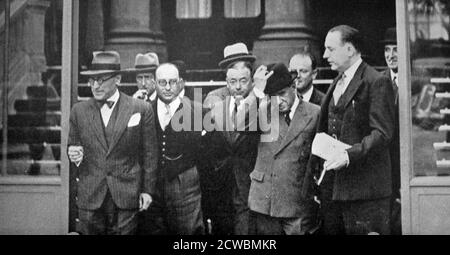 Photo en noir et blanc du Conseil des ministres français quittant le Palais de l'Elysée; Cesar Campinichi (1882-1941), Jean Zay (1904-1944), Paul Reynaud (1878-1966), Edouard Daladier (1884-1970) et Raymond Patenotre (1900-1951). Banque D'Images