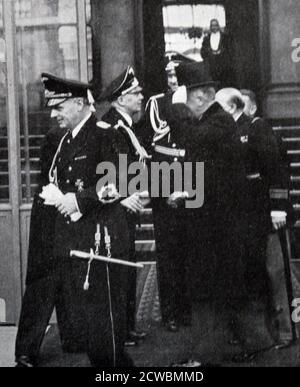 Photographie en noir et blanc du ministre allemand des Affaires étrangères Joachim von Ribbentrop (1893-1946) et de Georges Bonnet (1889-1973) signant un pacte de non-agression. Banque D'Images