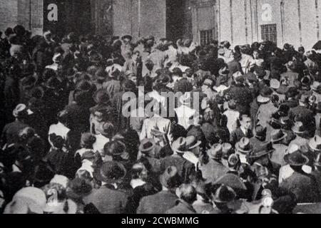 Photographie en noir et blanc des personnes qui se rassemblent sur la place Saint-Pierre en attendant les résultats du conclave papal. Banque D'Images