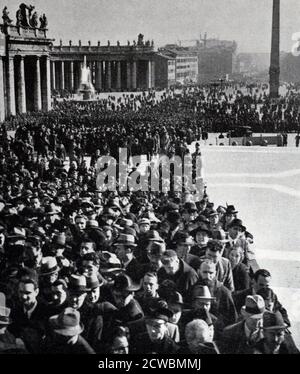 Photographie en noir et blanc des personnes qui passent par la place Saint-Pierre à Rome pour marcher devant les vestiges du Saint-Père, le Pape Pie XI (1857-1939; pape de 1922). Banque D'Images