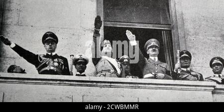 Photographie en noir et blanc d'Adolf Hitler et de Benito Mussolini sur un balcon saluant une foule après la signature du Pacte de l'acier formant leur alliance, 22 mai 1938 Banque D'Images