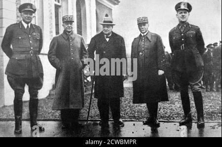 Photographie en noir et blanc du Premier ministre britannique Winston Churchill (1874-1965) avec les généraux français Alphonse Georges (1875-1951) et Maurice Gamelin (1872-1958), et le général britannique Edmund Ironside (1880-1959) Banque D'Images