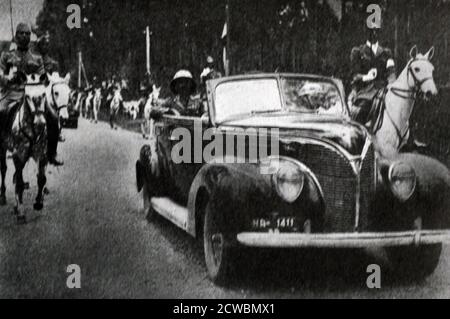 Photographie en noir et blanc de la Seconde Guerre mondiale (1939-1945); empereur éthiopien Haile Selassie (1892-1975; empereur 1930-1974) revenant à Addis-Adiba en voiture après la défaite italienne dans son pays. Banque D'Images