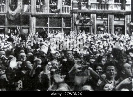 Photographie en noir et blanc de la Seconde Guerre mondiale (1939-1945) montrant l'image de l'avance des alliés dans le Nord et dans l'est, septembre 1944; une grande foule en face du Palais Royal de Belgique à Bruxelles offre un accueil avec une joie délirante aux troupes britanniques. Banque D'Images