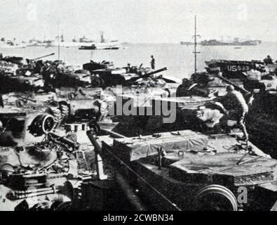 Photographie en noir et blanc de la Seconde Guerre mondiale (1939-1945) montrant l'équipement militaire américain arrivant à Cherbourg. Banque D'Images