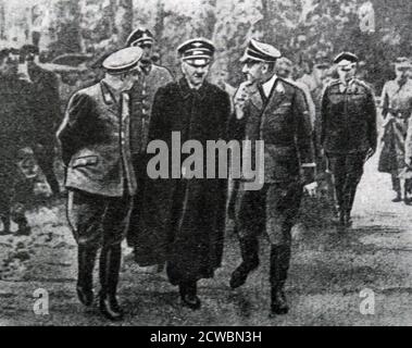 Photographie en noir et blanc de la Seconde Guerre mondiale (1939-1945) montrant Adolf Hitler (1889-1945) flanqué de ses officiers sortant de ses quartiers généraux après la tentative de l'assassiner en juillet 1944. Banque D'Images