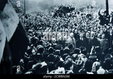 Photographie en noir et blanc de la Seconde Guerre mondiale (1939-1945) montrant des images de la libération de Paris en 1944; dans une large foule de Parisiens, le général Charles de Gaulle (1890-1970) chante la Marseillaise, hymne national français pour la première fois dans un Paris libéré. Banque D'Images