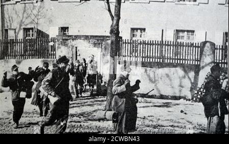Photographie en noir et blanc de la Seconde Guerre mondiale (1939-1945) montrant des images relatives à la libération de Colmar en France, qui a eu lieu le 2 février 1945; les soldats allemands pris prisonnier après leur capitulation sont emmenés dans la rue. Banque D'Images